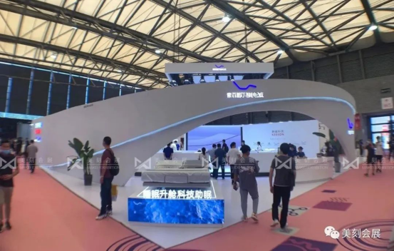 充滿科技感的設計加上智能電動床，索菲莉爾展臺搭建設計獲得大批關注